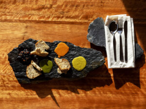 La nuevas salsas de la propuesta gastronómica de Destilería Andina y El Albergue en Pachar. 